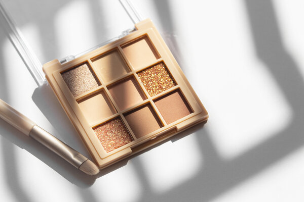 How OEM Eyeshadow Makers Guard Your Brand Against Beauty Hazards